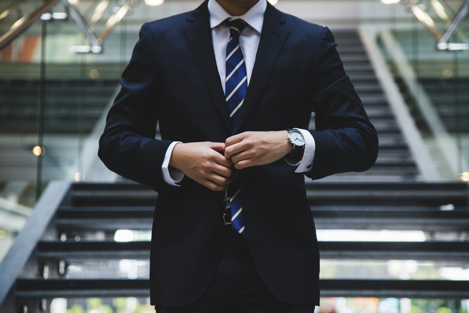 Professionnel adulte confiant en costume