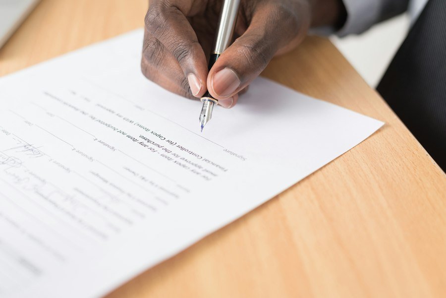 Professionnel du commerce concluant un accord avec un client