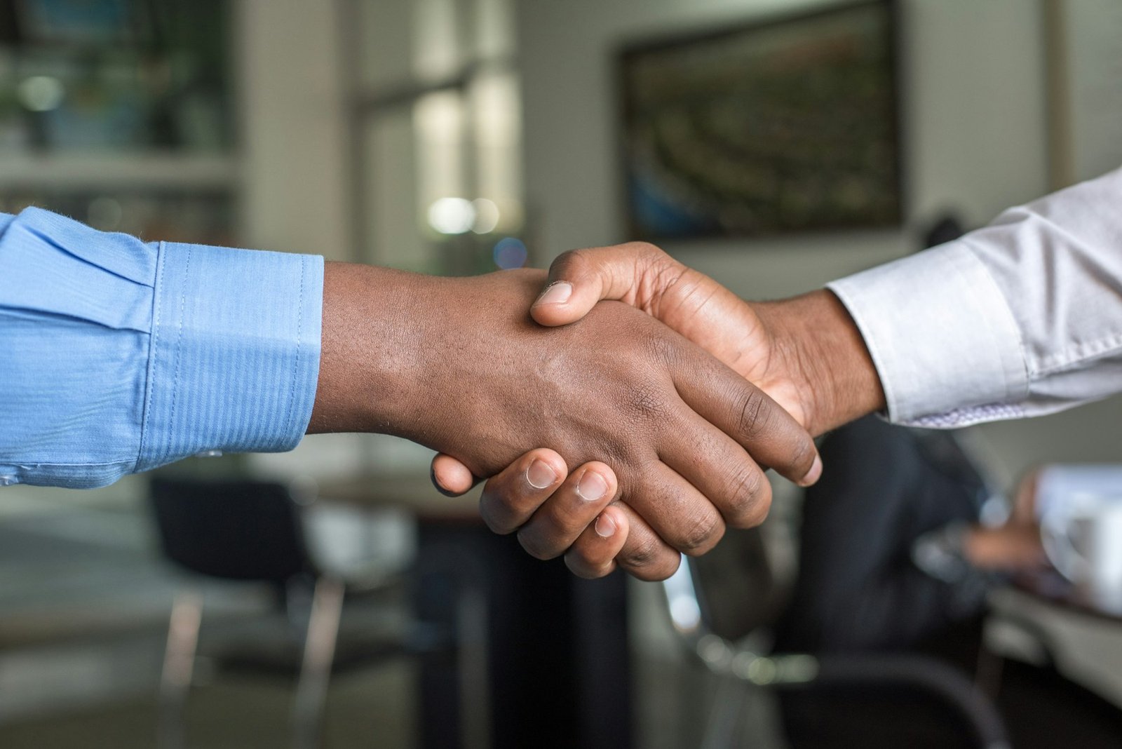 Poignée de main entre professionnels, réussite d'un parcours VAE