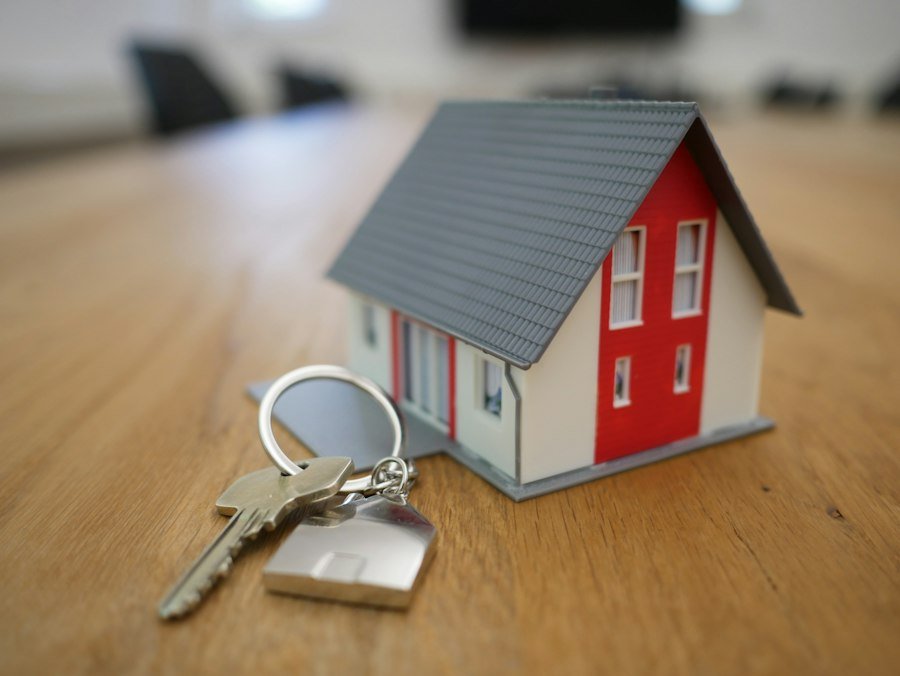 Professionnel de l'immobilier remettant des clés