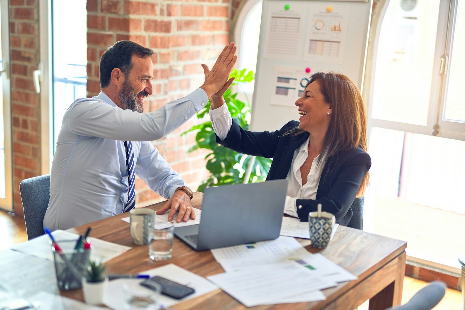 Professionnelle adulte sereine dans son environnement de travail